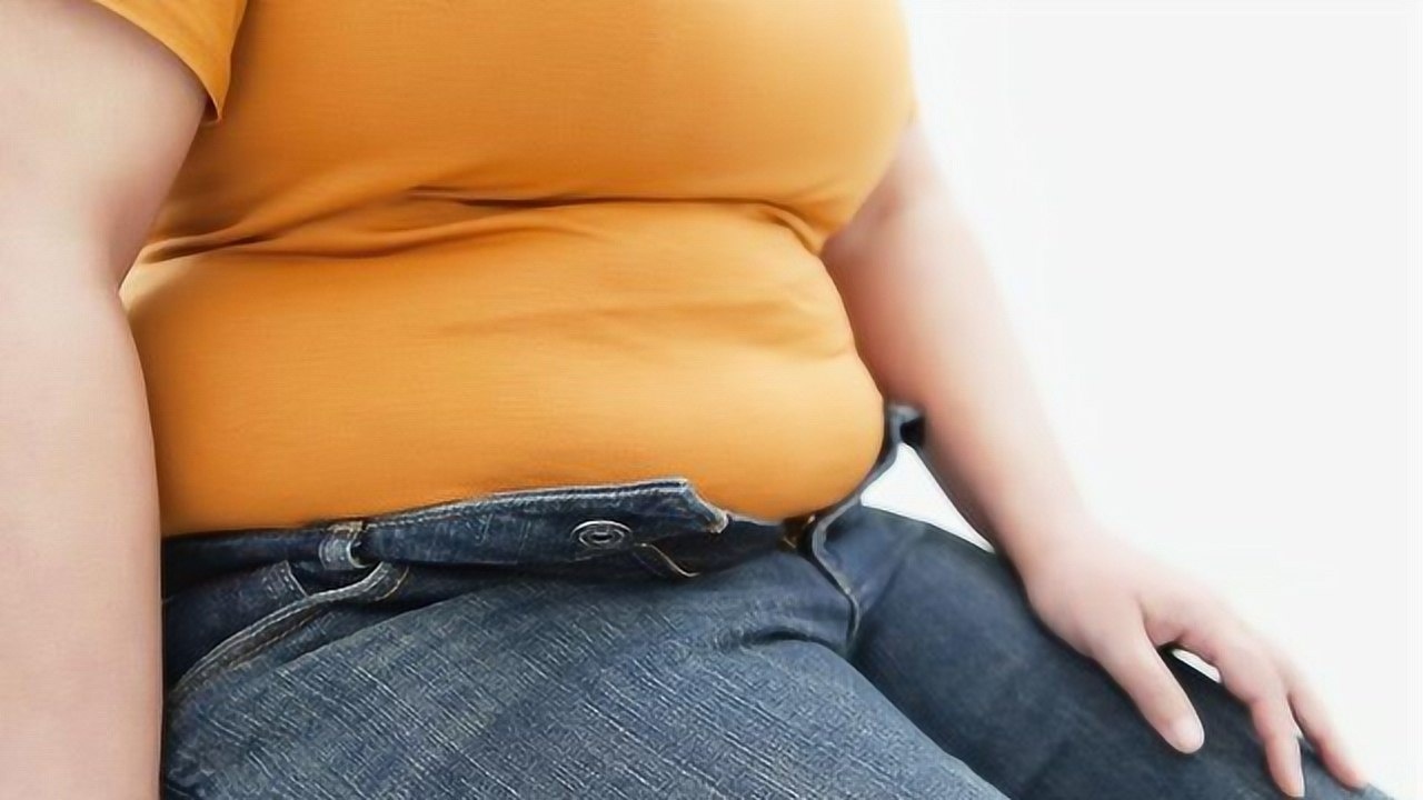 女人肚子比胸高每天喝水时加点它助你告别大肚腩