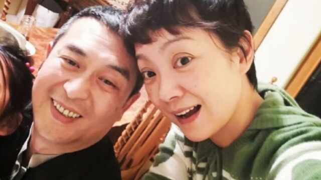 张嘉译妻子晒全家福否认离婚传闻,夫妻结婚多年依旧恩爱