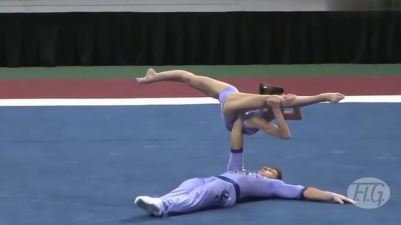 男女体操杂技美女双腿大劈叉一字马好美男的太幸福了