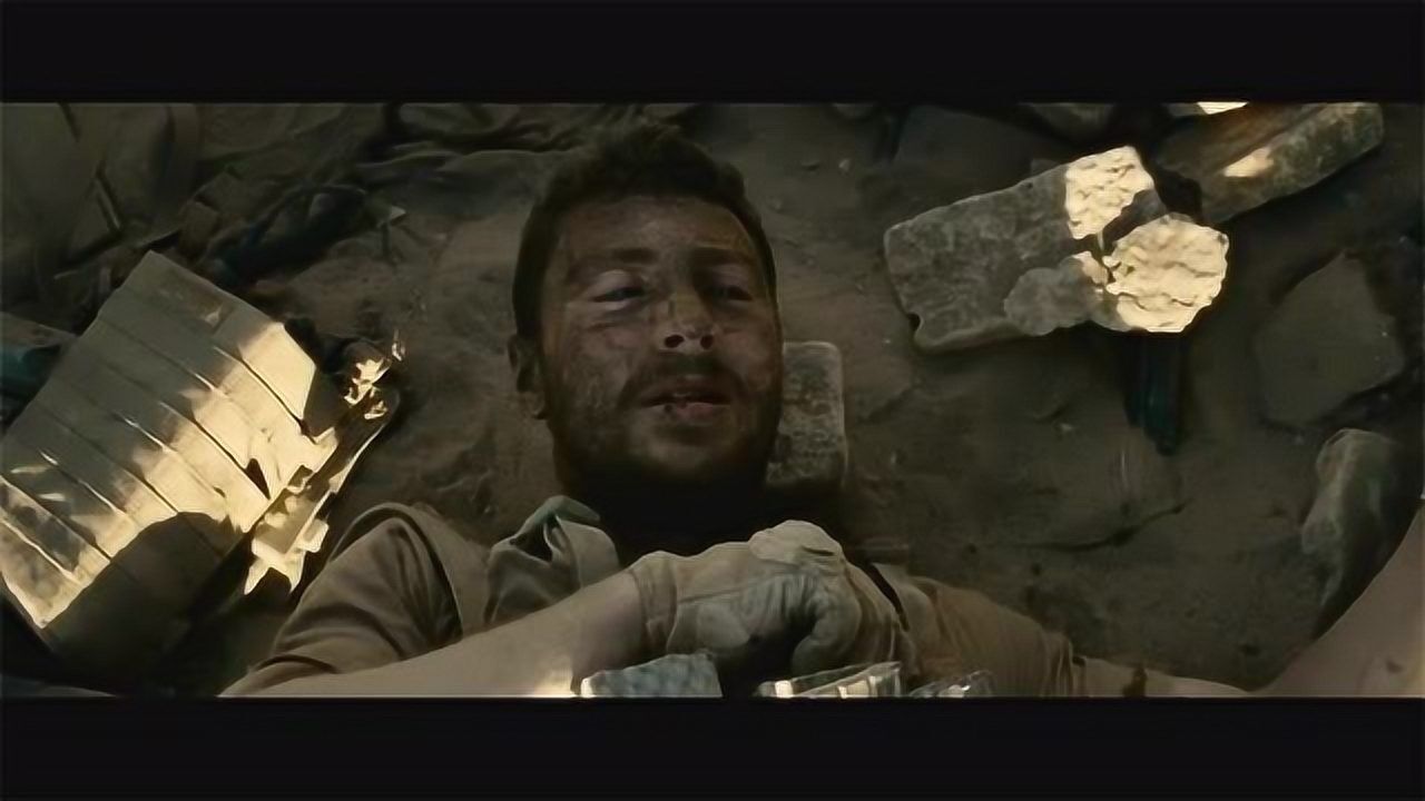 生死之墙男子躺在墙后和同命相连的战友交谈