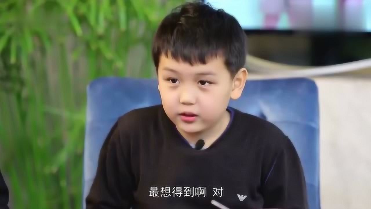 宝贝对不起傲娇的球球向妈妈王艳撒娇想要一辆车模