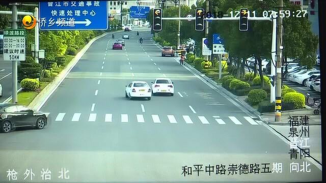 教练车路上别车