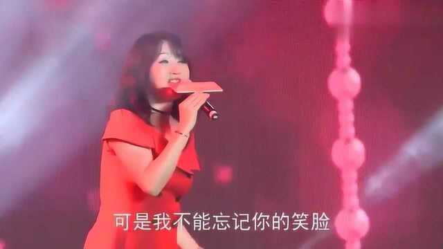 杨玉莹现场版《我不想说》一身红身喜气洋洋的!