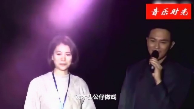 张智霖带老婆同台演唱《分分钟需要你》,22年一如既往地爱你!