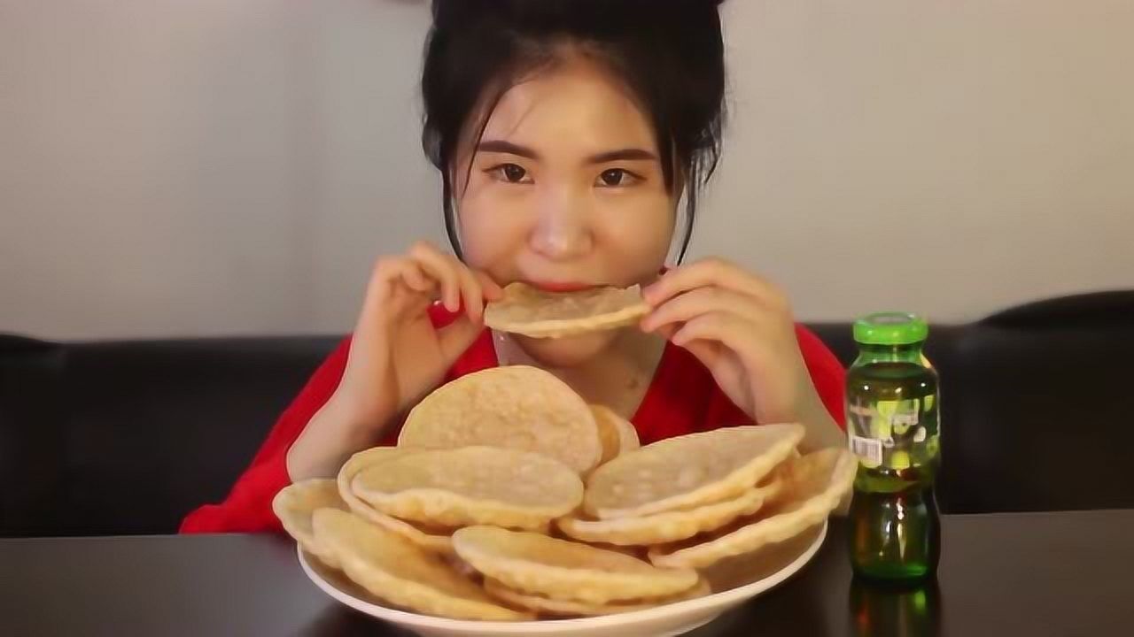 美女小姐姐在家吃小零食,吃起来很清脆,嘎嘣脆的声音就很馋人!