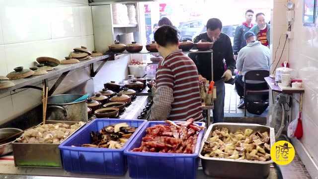 广州20多年煲仔饭老店,一人做18个沙煲都忙不过来!顾客排长队吃