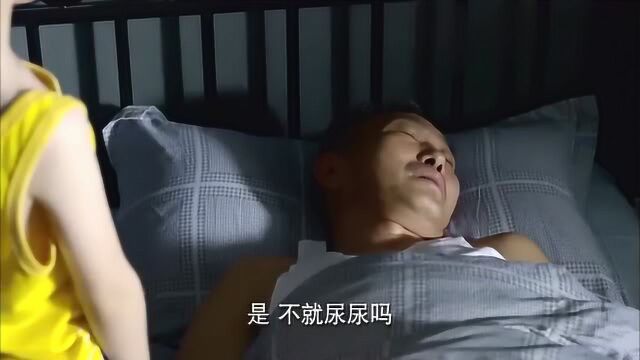 小孩上厕所要听嘘嘘,还嫌爷爷吹的调不对,逗死我了