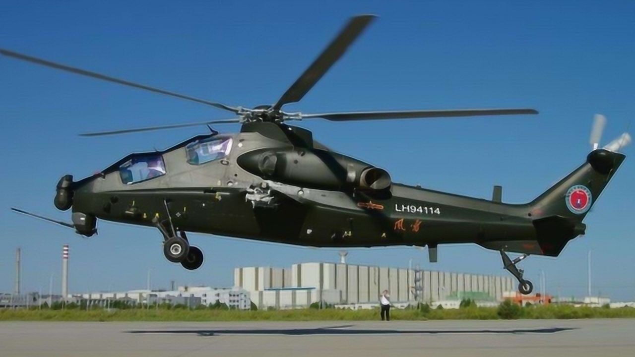 中国网友拍到直10武装直升机低空高速穿越飞行