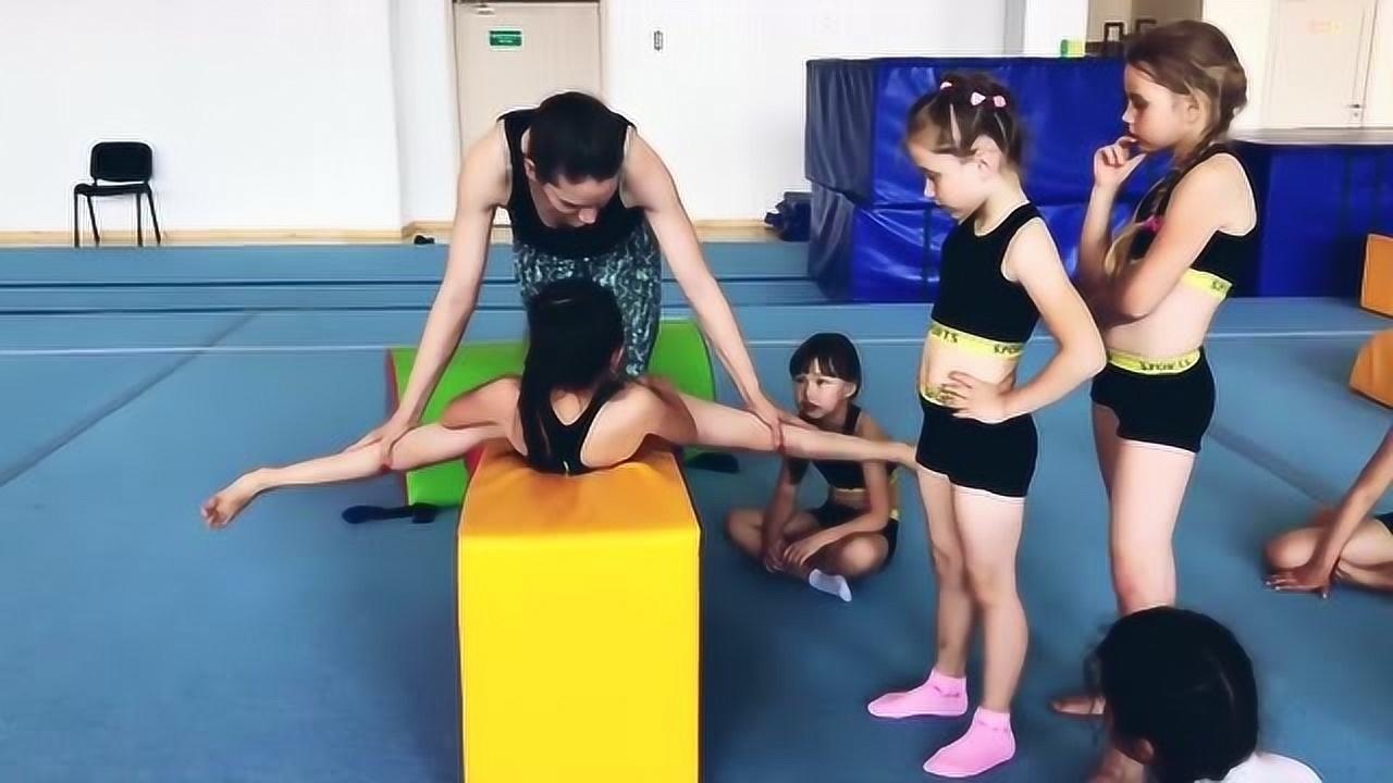 这里的孩子每天就是这样被强行压腿，疼到哭还是要继续_腾讯视频