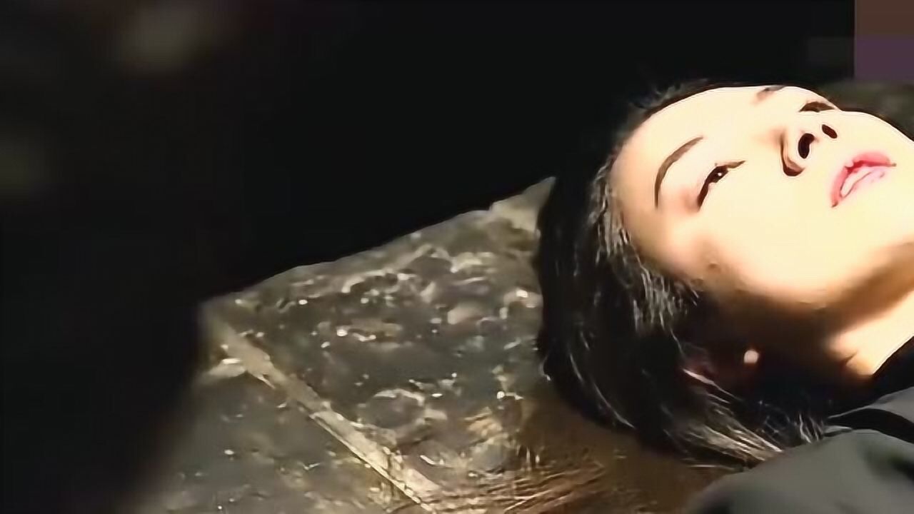 美女被坏人下了药欲将她开膛破肚幸亏小伙及时赶到