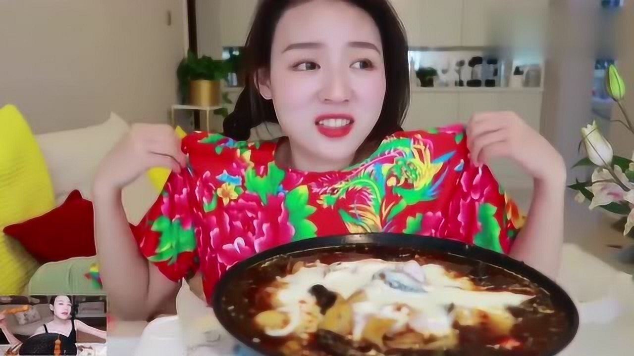 张喜喜吃播酸奶麻辣烫,这还是第一次见,不知道味道怎么样?