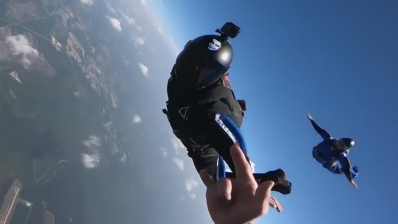 刺激神经的极限运动,从10万米高空跳下,有胆量的人才敢玩