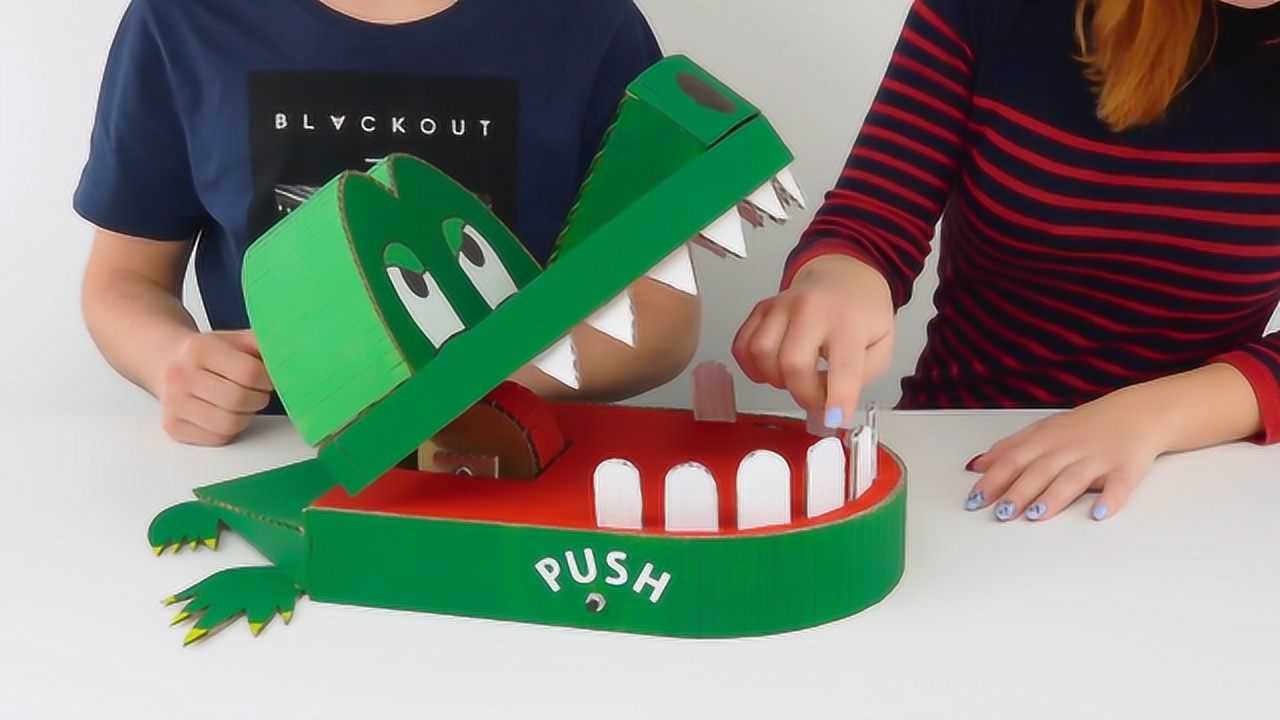 手工达人用纸板制作的鳄鱼玩具要求你帮它剔牙剔疼了还咬你