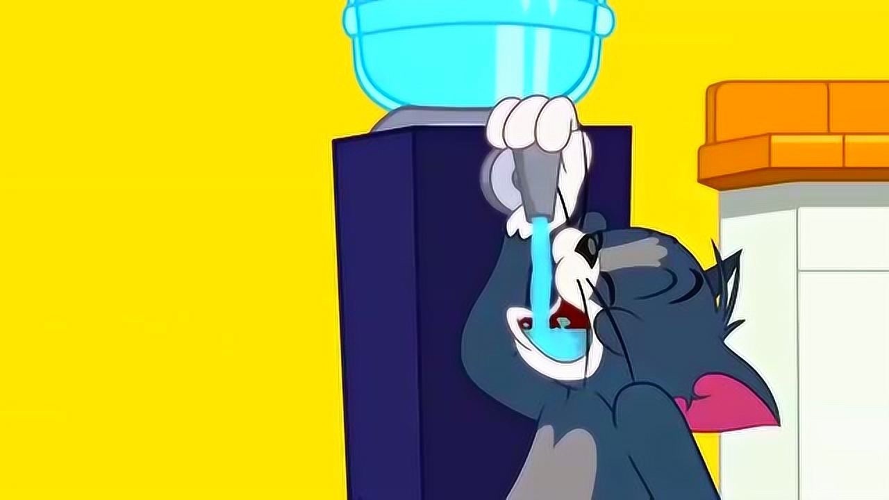 猫和老鼠被检查后的汤姆不停地灌水喝而且把肚子都撑大了