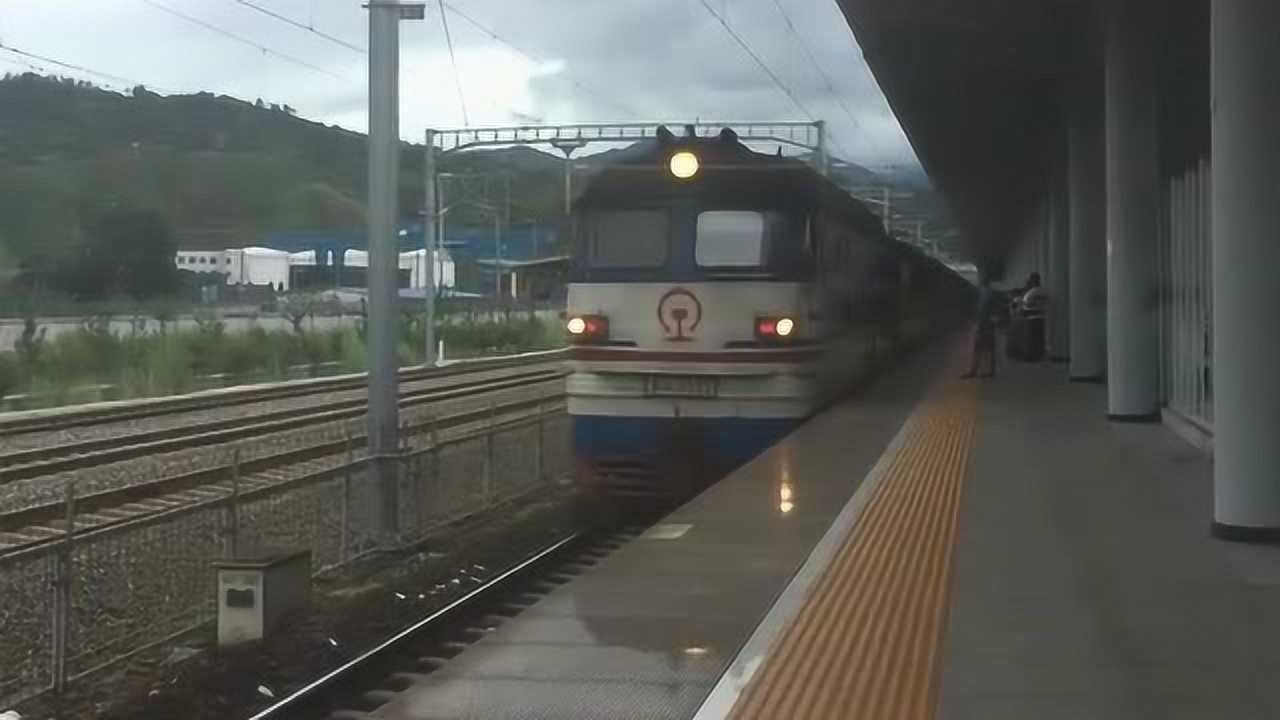 阴雨天气,金丽温铁路丽水站k2906次列车进站,全列刷绿