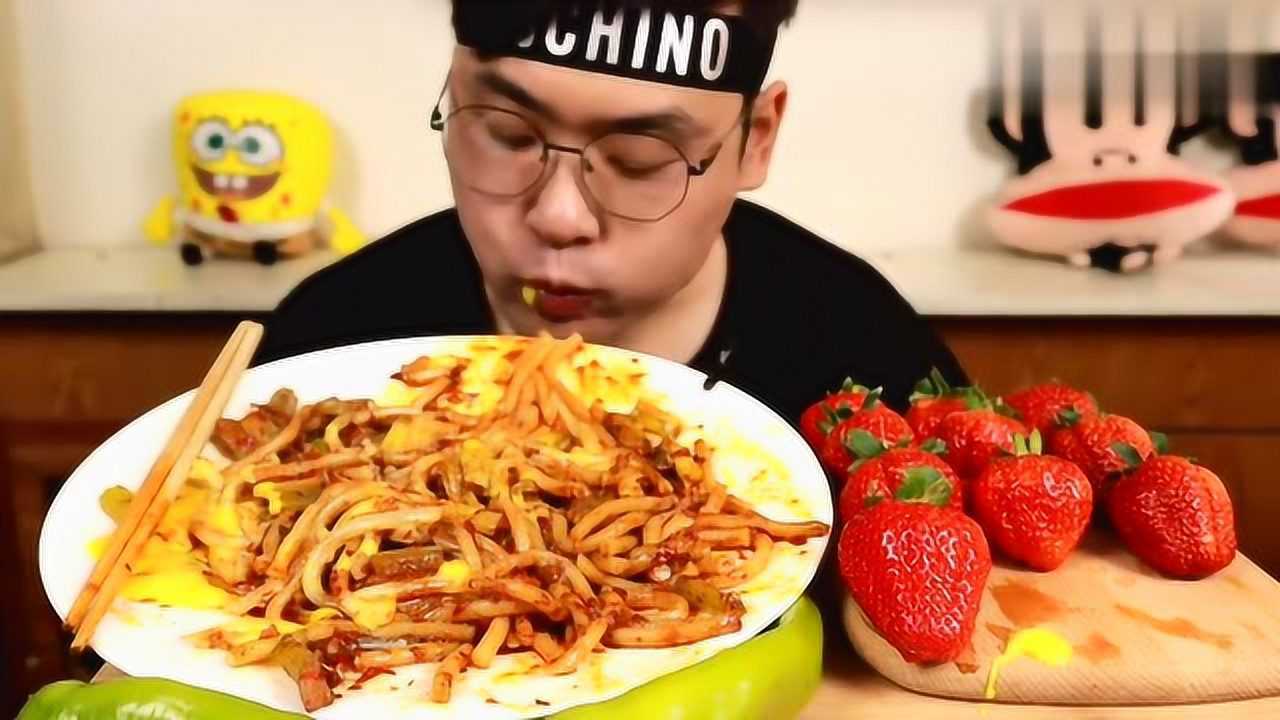 吃货欧弟直播吃芥末酱草莓嘴角都是酱料太狼狈了