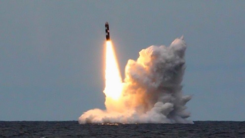 四枚核导弹破水而出，飞越八千公里横跨欧亚，俄专家：第一次警告