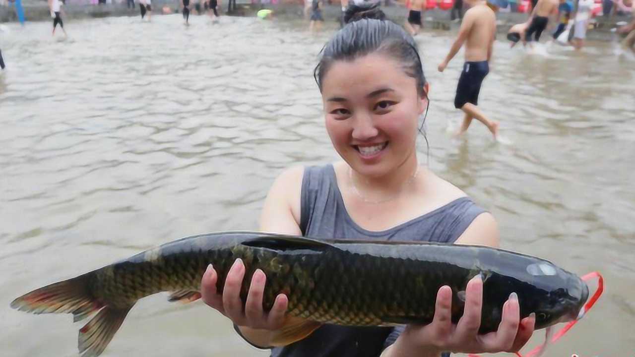 这些人穿苗族服饰,头戴银饰品下河抓鱼,你见过吗