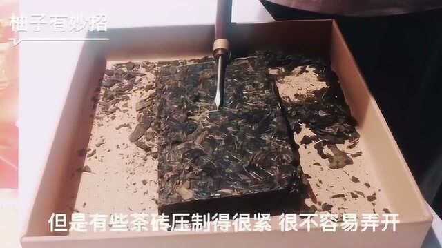 普洱茶砖太硬弄不开怎么办?客人支了一招巧妙解决大难题