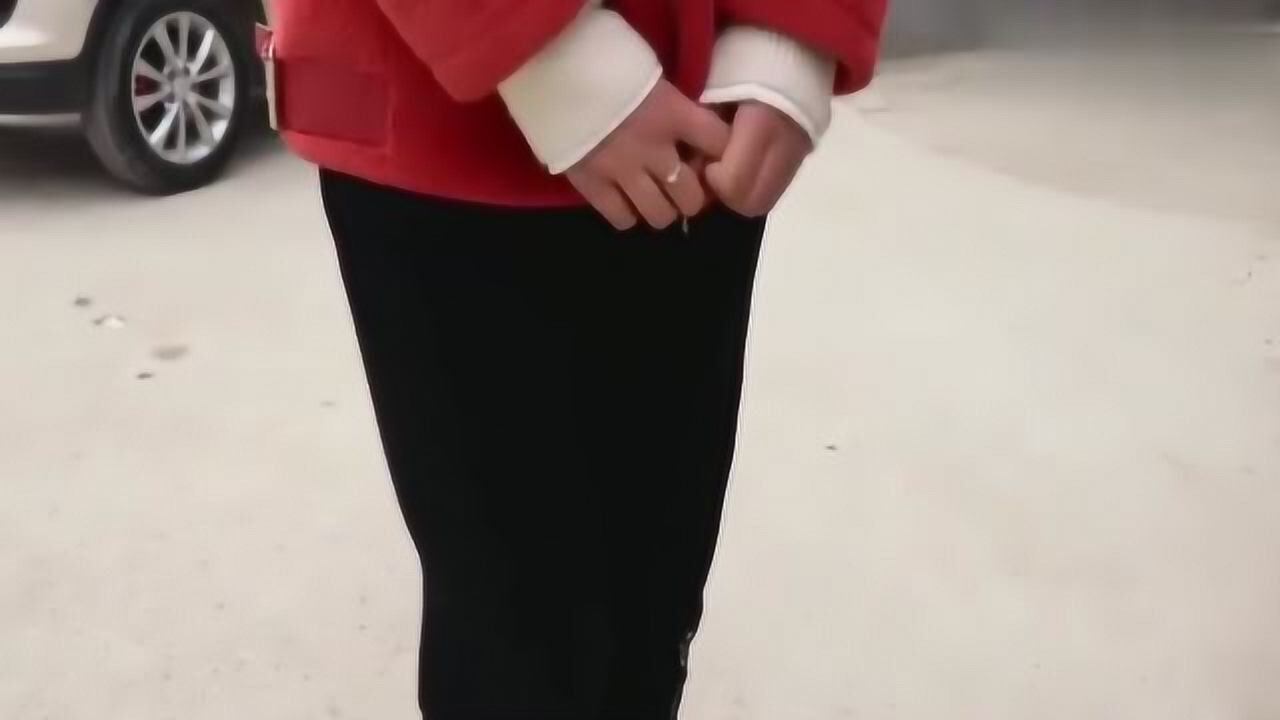 美女找厕所遇见个憨货，美女急的尿裤子，太搞笑了！_高清