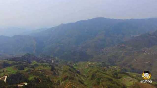 航拍贵州大山美景,下面还住有人家,这样的景色有没有惊艳到你呢