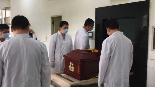 死亡体验！珠海殡仪馆开放日 美女大学生体验人生最后一段