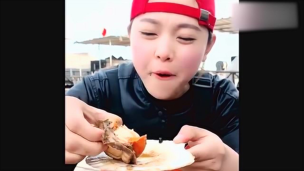 小姐姐海边吃扇贝看起来真好吃网友是我向往的生活