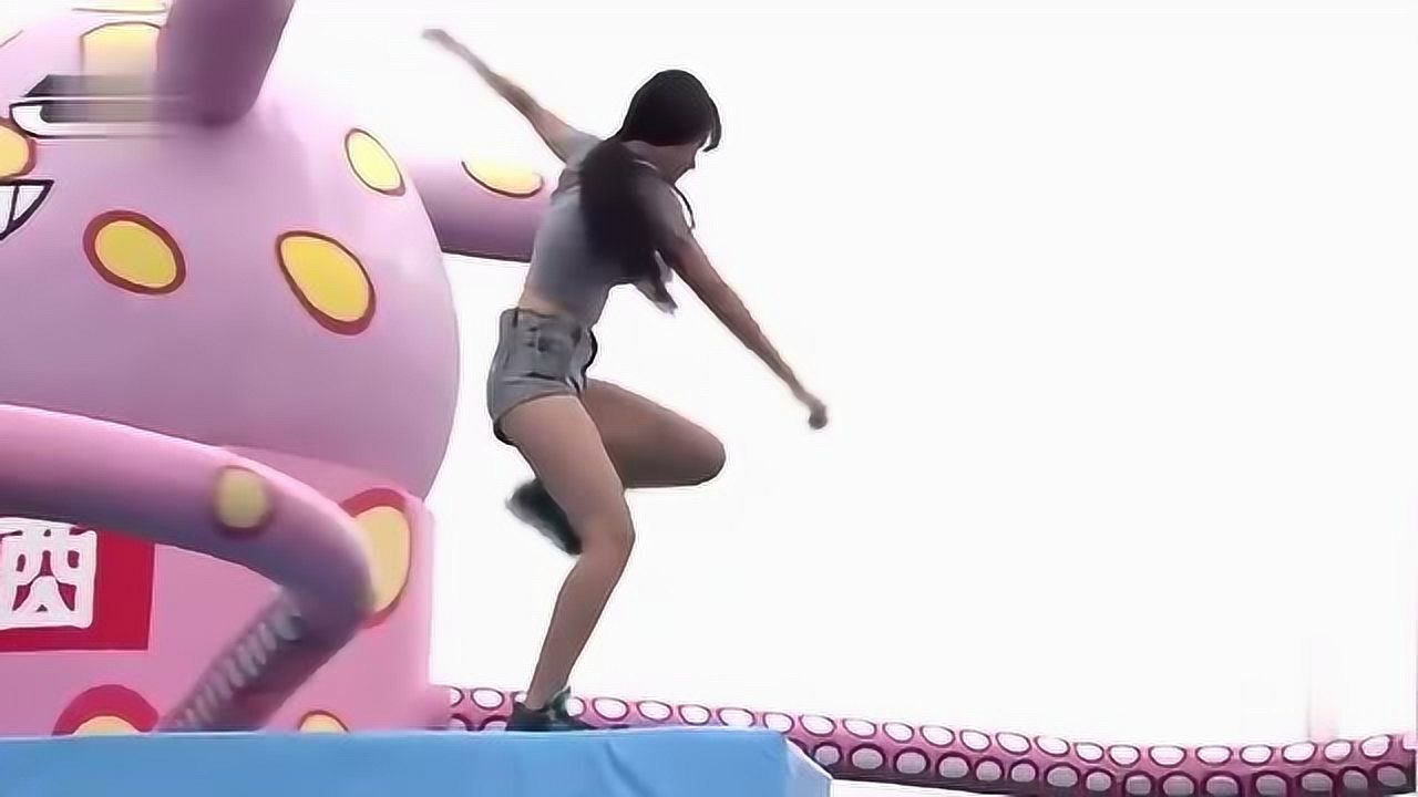 男生女生向前冲重庆妹子来闯关最后翻滚一圈落水叫人心惊胆战