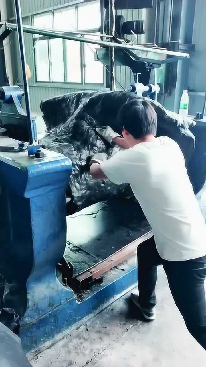 鞋厂炼胶全过程太硬压不动的时候还要注意往上面撒点水