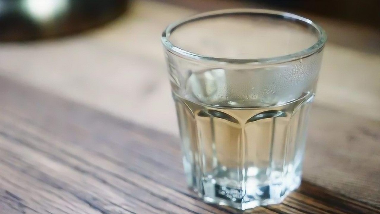 多喝白开水有很多好处但是如果你喝的时间不对也会对健康有影响