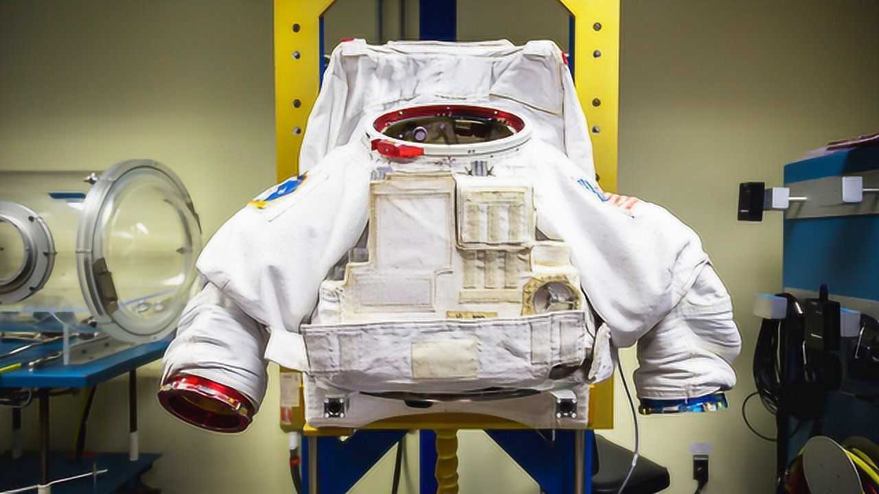 航天服整个密封连体,宇航员如何将其穿上?网友:想象不出来!