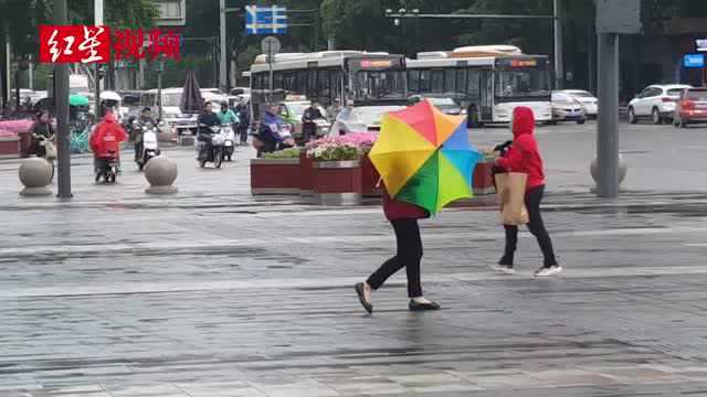 冷!成都今日最高温度17℃ 市民纷纷穿上了厚衣服