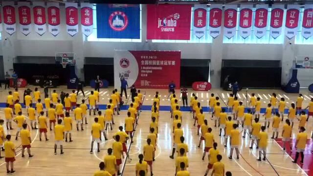 JrNBA卡隆巴特勒带领所有球员做赛前热身运动