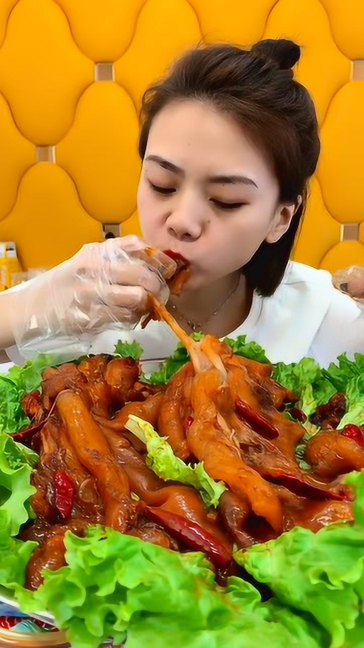 美女吃东西好香呀我饿了