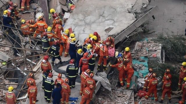 上海长宁区一建筑坍塌发现25人被困 其中10人已死亡