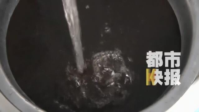 咸阳一小区自来水管里流“酱油” 物业:水质就这样