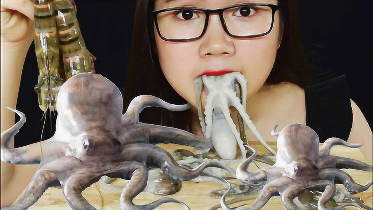 美女生吃活章鱼和虾,吃得津津有味,黏黏的看着就恶心