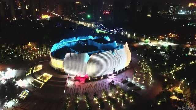 从高空看菏泽大剧院灯光夜景是什么效果?无人机带你空中俯瞰美景