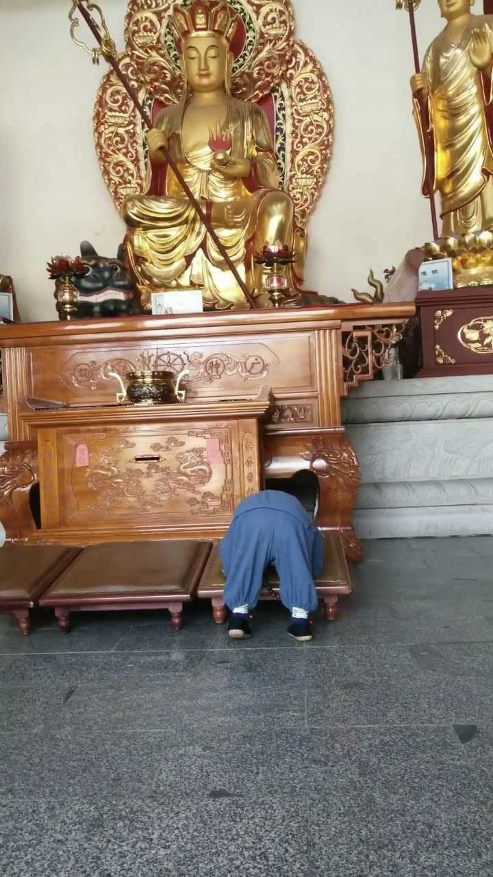 叩拜地藏王菩萨