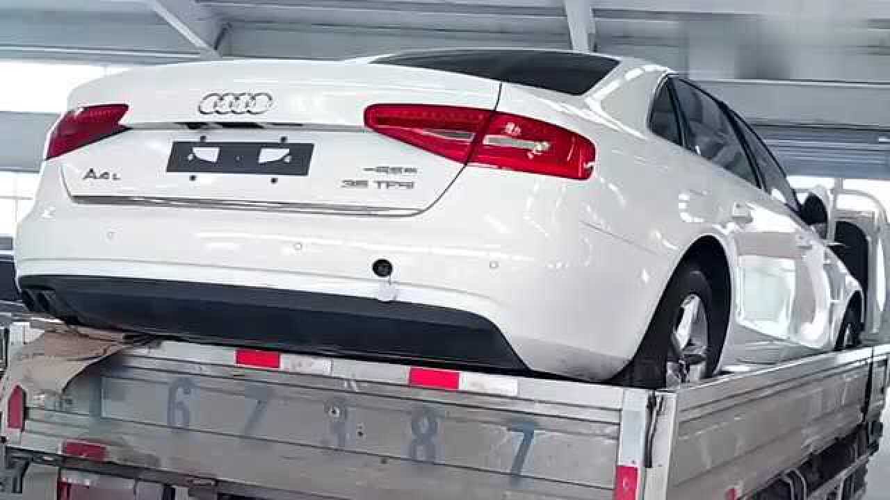 厉害了,第一次见这种小货车运送奥迪a4,司机买保险了吗?