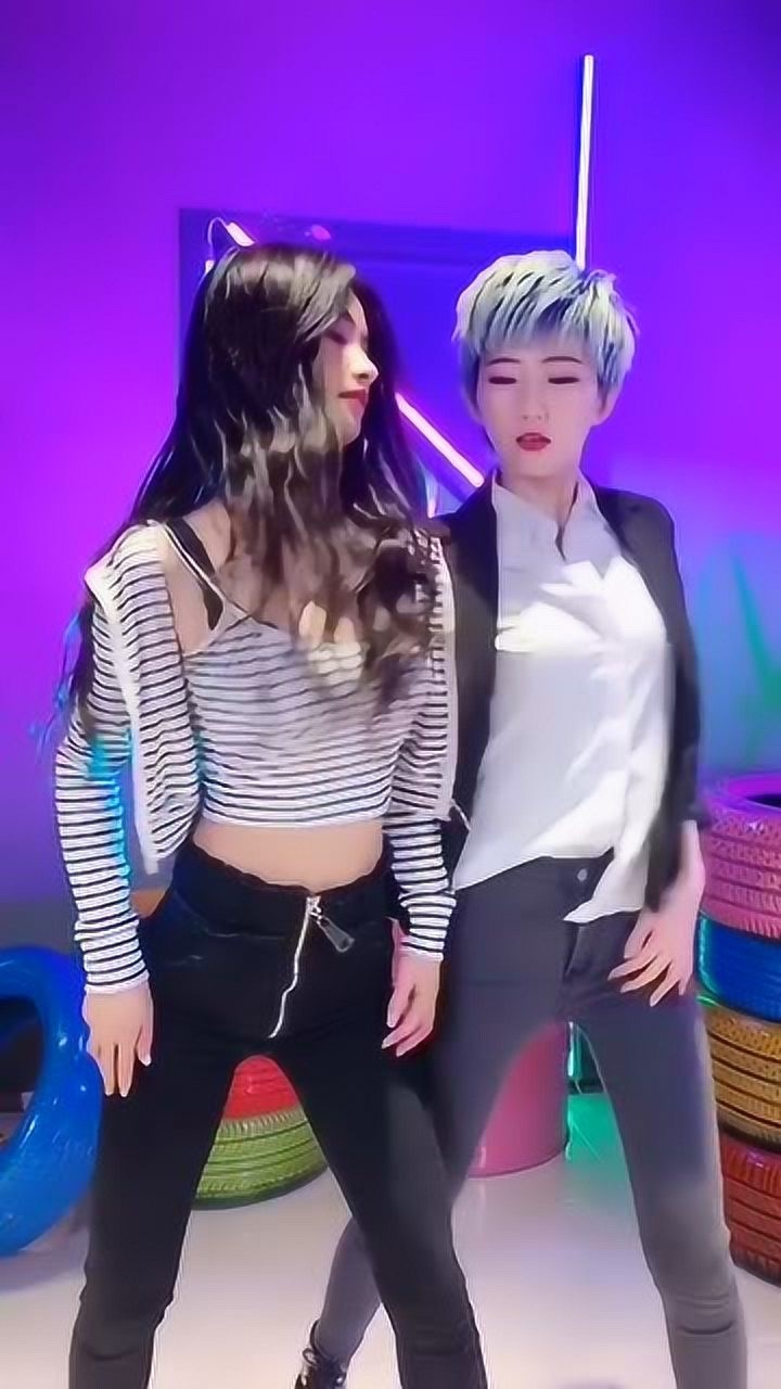 张艺兴《猜不透》女生舞,两位小姐姐也跳的太好了吧,最后好性感