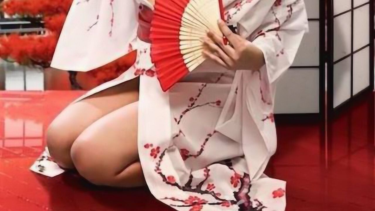 尤其在穿和服时,小妹含羞示范