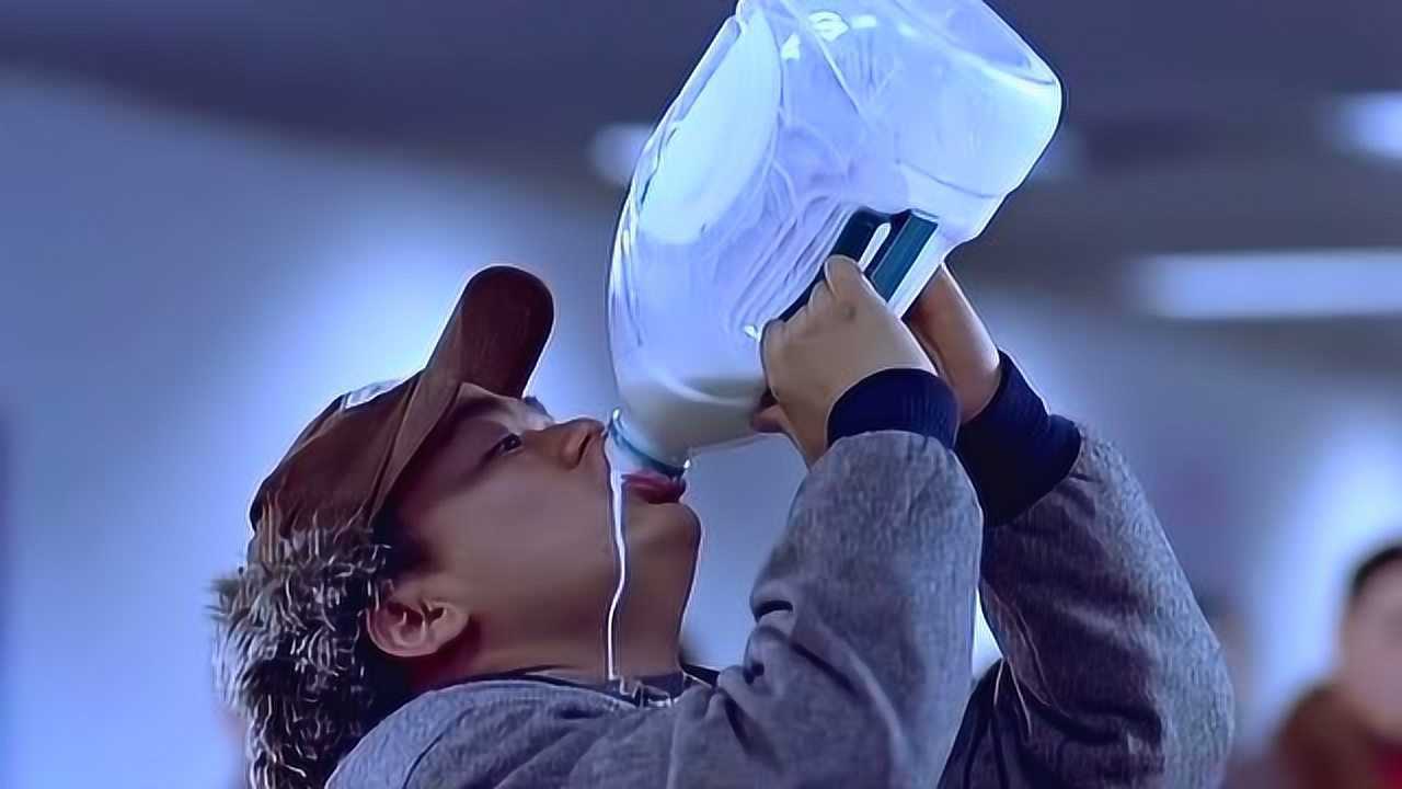 《人在囧途》王宝强喝牛奶时,注意安检员后面帅哥的表情