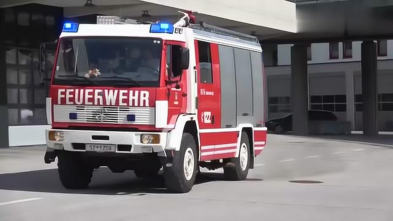 國外消防車緊急出警,這車開的,令人非常擔心會不會翻車