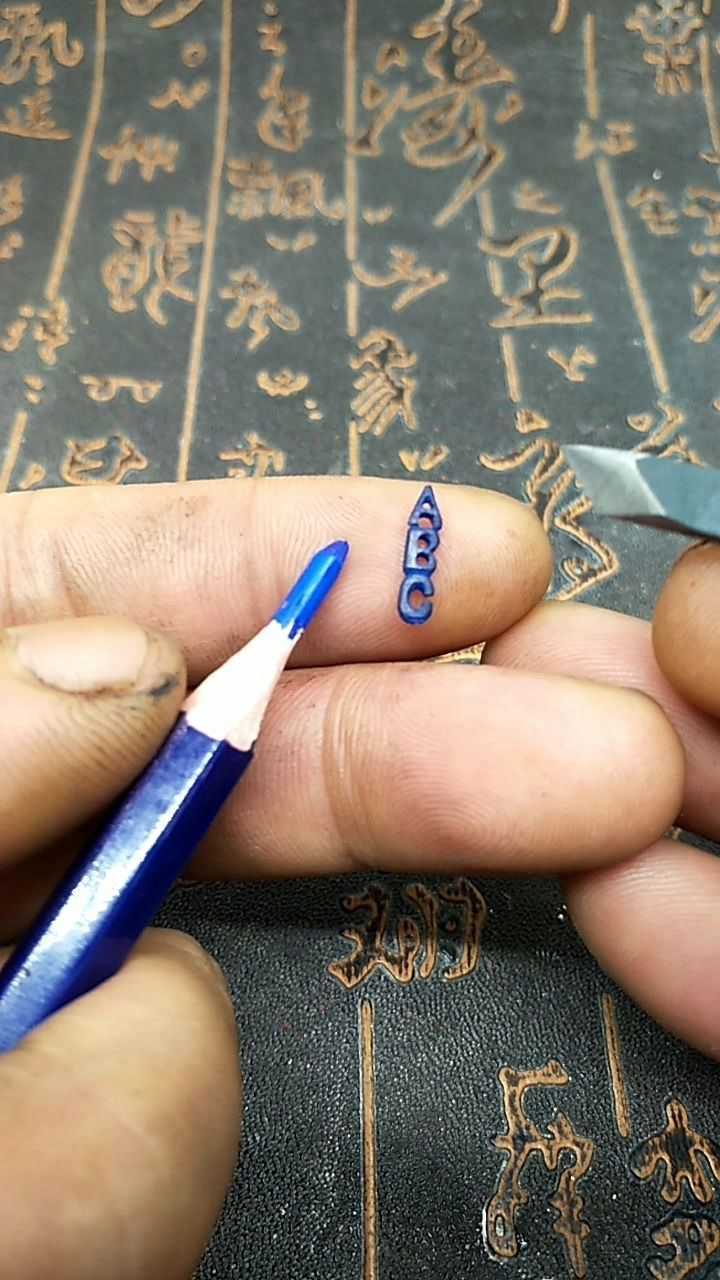 铅笔微雕!一支铅笔刻英文字母a!
