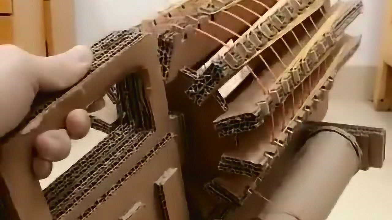 手工大神拿纸板做加特林竟然还能发射子弹真是太牛了
