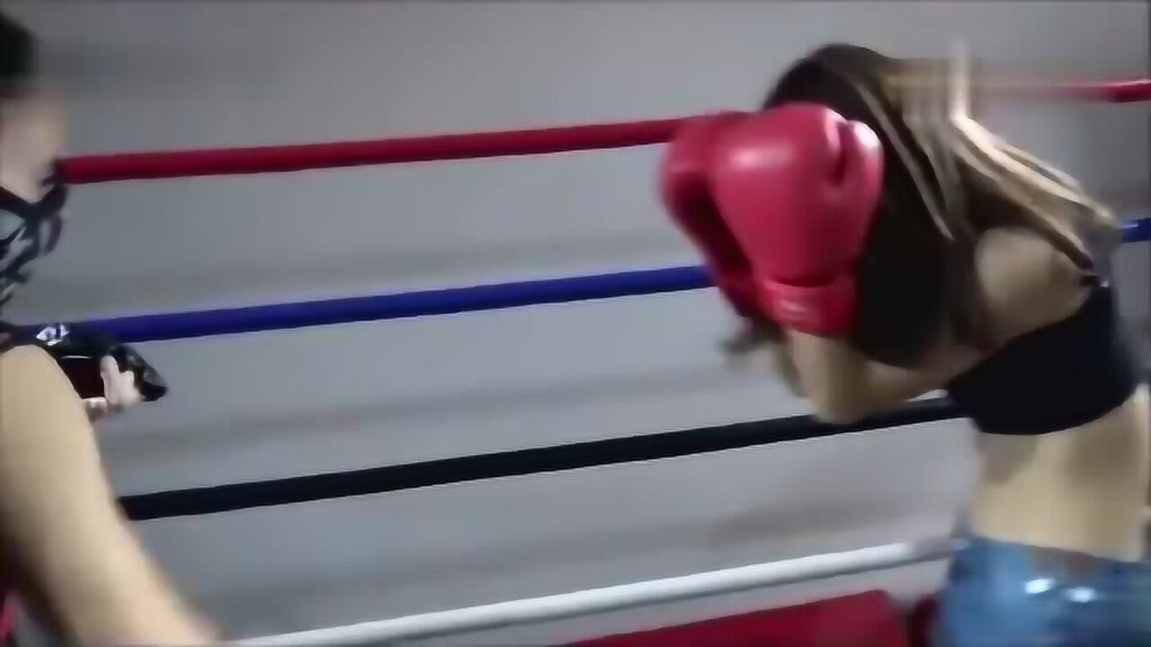 美女学员挑衅拳击教练，被教练打的口水直流，挨打挨少了！_高清