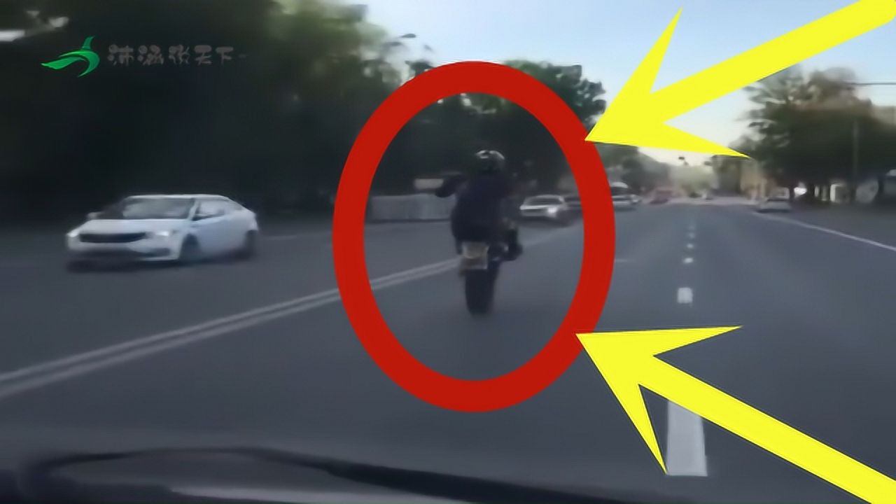 嚣张摩托男马路炫车技下一秒瞬间人头分离画面太惨了