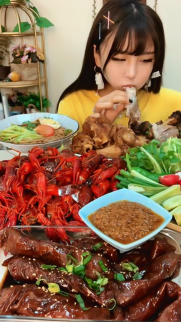 大胃王猫妹妹吃大肘子,肥而不腻吃起来是真的香!