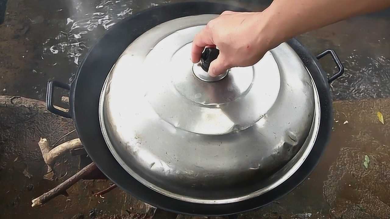 农村大哥秘制螺蛳焖鸡,味道出乎我意料,揭开锅盖瞬间饿了